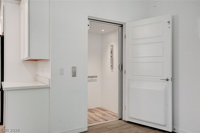 Building Photo - 5730 Sky Pointe Dr