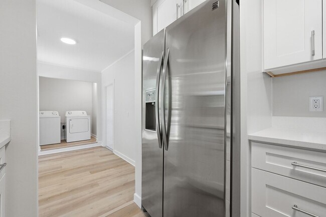 Building Photo - All Brick Home & Large Yard in Niceville!