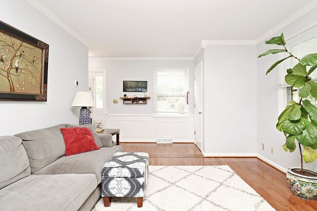 Building Photo - Beautiful Greenbrier Heights Home With Fen...