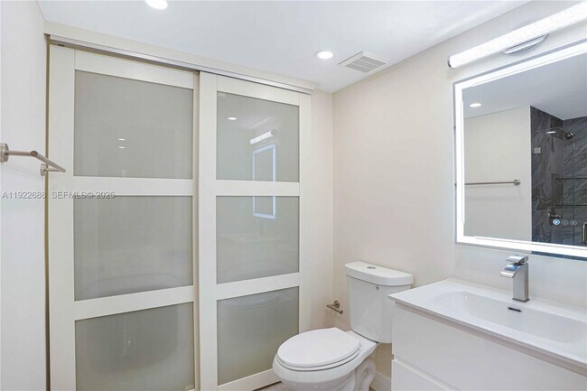 Building Photo - 3500 Mystic Pointe Dr