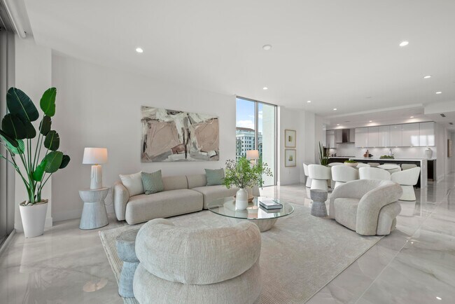 Building Photo - 475 E Royal Palm Rd