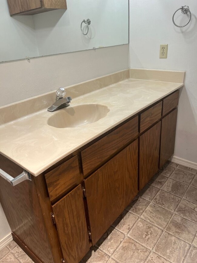 Building Photo - 3 bed / 2 bath house