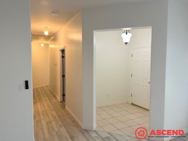 Building Photo - 4 Bedroom Home Next To CSUB!