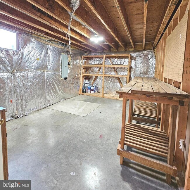 Building Photo - 5267 Tractor Ln