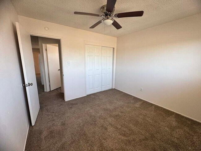 Building Photo - 2 bedroom 1 bathroom Unit Available in Oakdale!