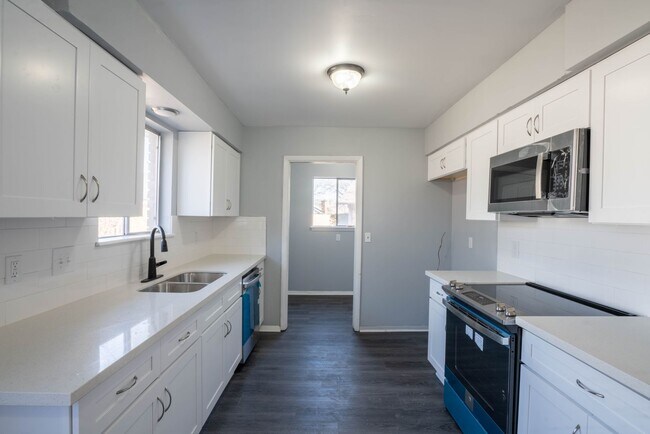 Building Photo - 4 Bedroom Home Available For Immediate Move In!!