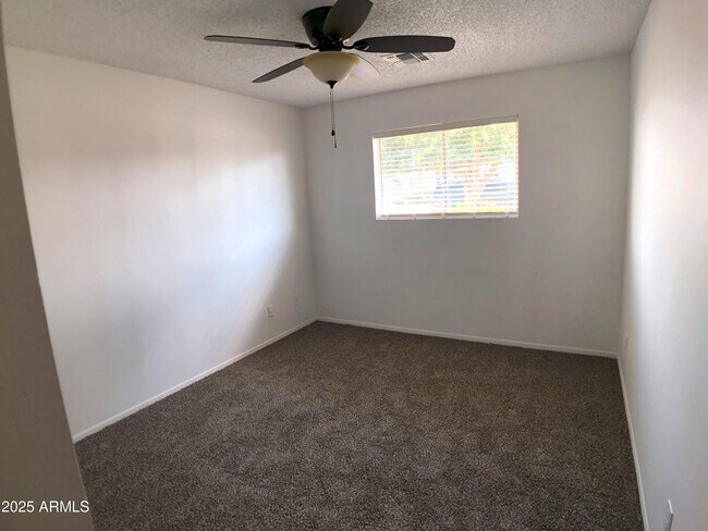 Building Photo - 208 E Balboa Dr