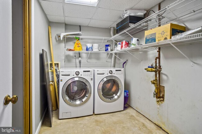 Building Photo - Headline:  Spacious & Updated Townhouse in Prime Reston Location