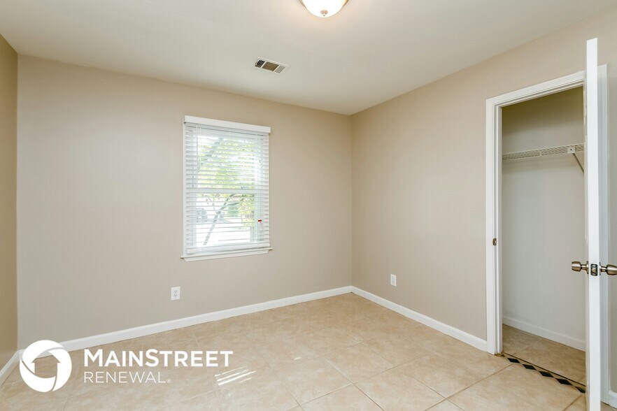Building Photo - 1561 Rose Garden Ln