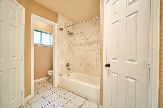 Building Photo - 10126 Northview Dr