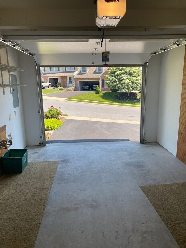 Building Photo - Beautiful 3 BR End Unit Townhouse in Summit Hills!