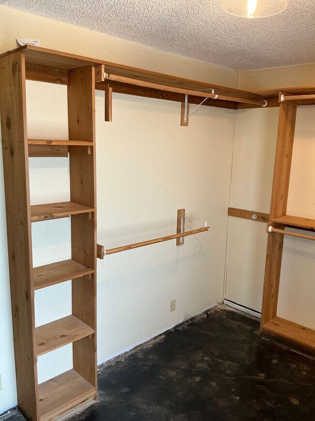 Building Photo - COMING SOON 4/2 with Acreage & BONUS SPACE