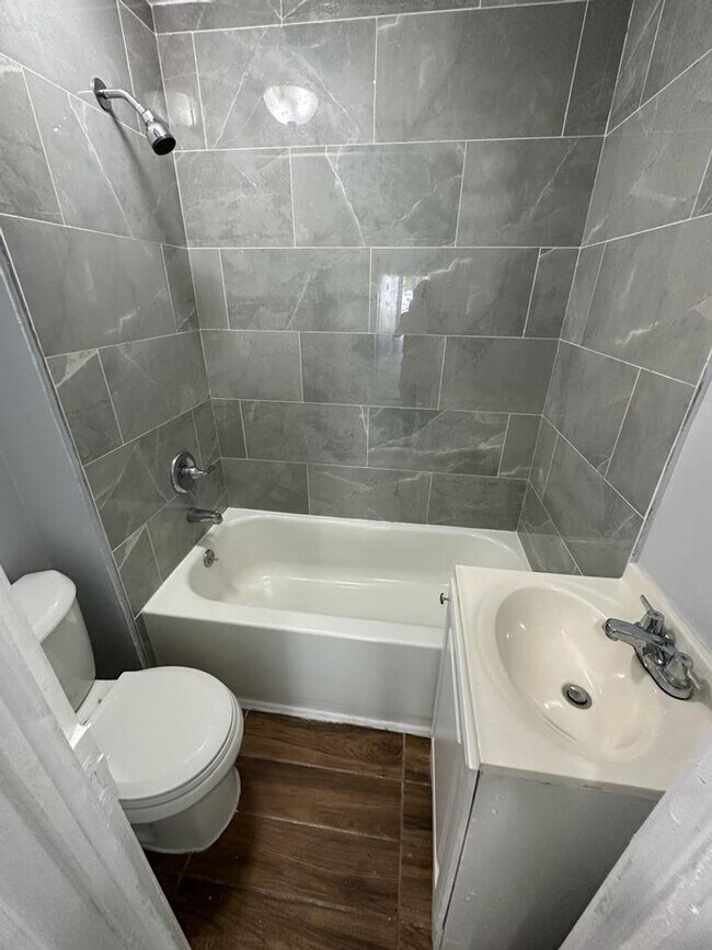 Building Photo - Fully renovated 2/1 single family residenc...