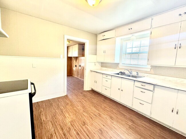 Building Photo - Pre-Leasing - Traditional Home in Tech Terrace near J&B Coffee!