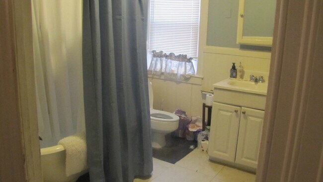 Building Photo - 1031 Main St