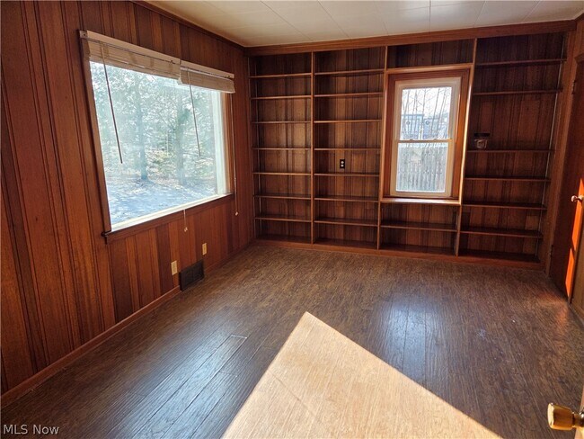 Building Photo - 3976 Faircrest St SW