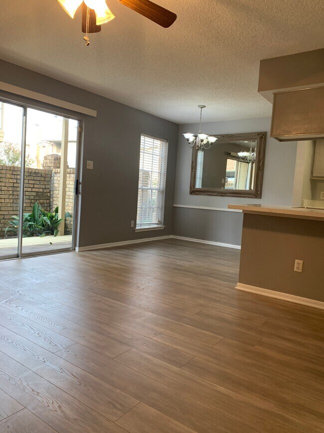 Building Photo - 11201 Lynbrook Dr