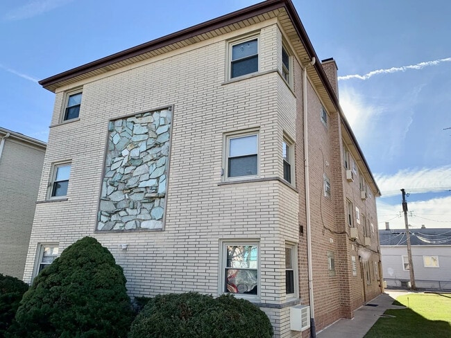 Building Photo - 6019 W Diversey Ave