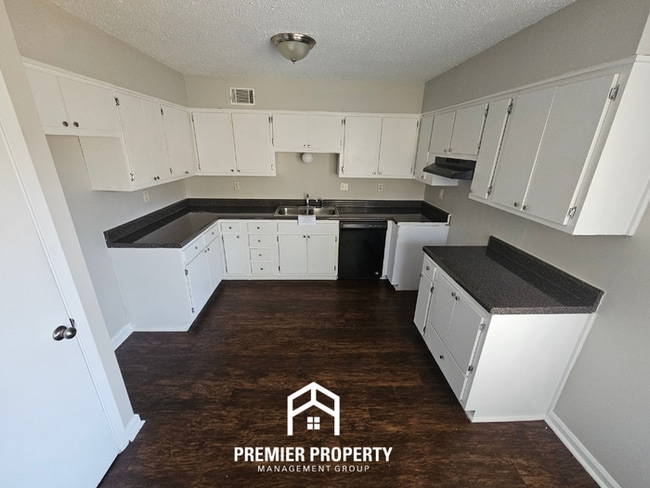 Building Photo - Spacious 4BR/3BA Memphis Home w/ Vaulted Ceilings, Hardwood Floors & 2-Car Garage