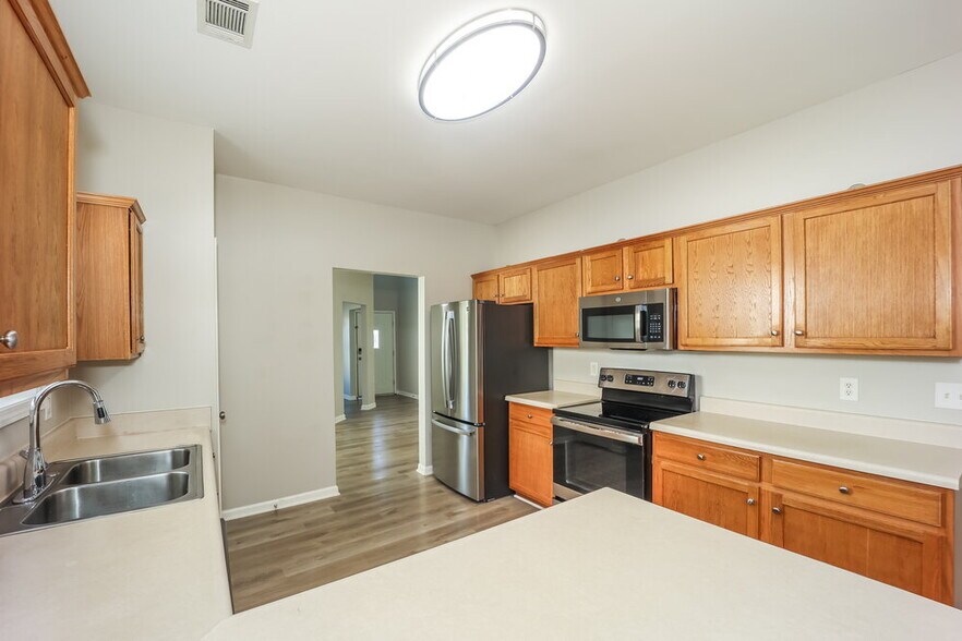 Building Photo - 323 Oakhaven Way