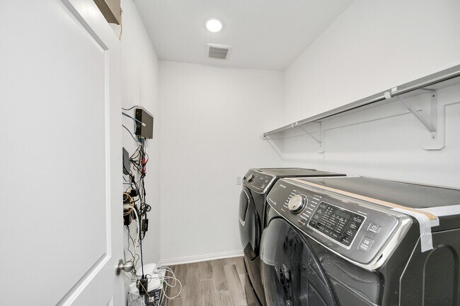 Building Photo - 10910 Wardrop Pl