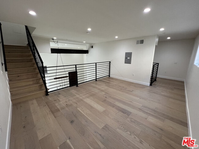 Building Photo - 5019 W Maplewood Ave