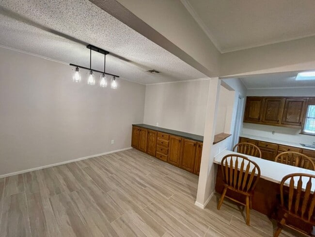 Building Photo - Quiet Community Living in Elm Mott