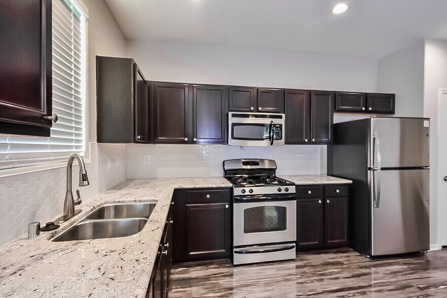 Building Photo - 10541 W Gilmore Ave