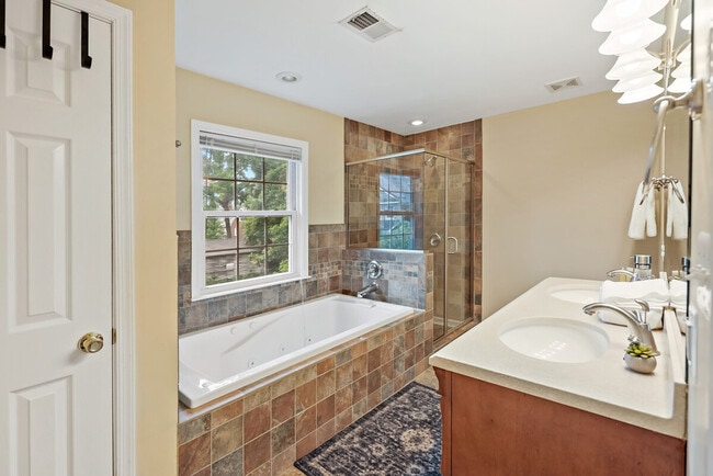 Building Photo - 9 S Walter Reed Dr