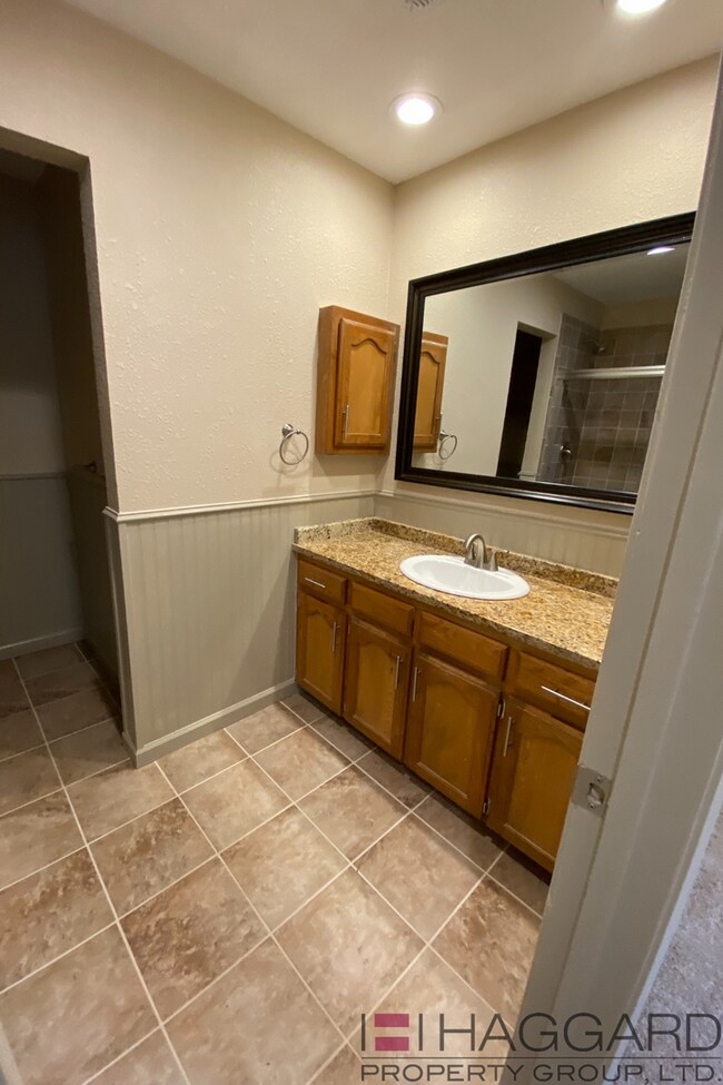 Building Photo - Rare 3-bed,2-bath, 1-story half duplex rec...