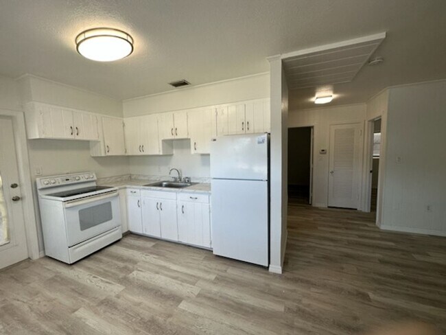 Building Photo - 220 Avenue Des Parques Ave N