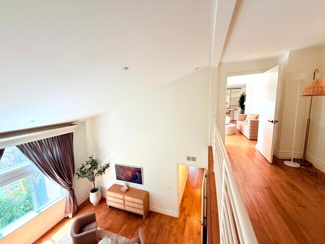 Building Photo - Sophisticated Bright & Spacious Furnished ...