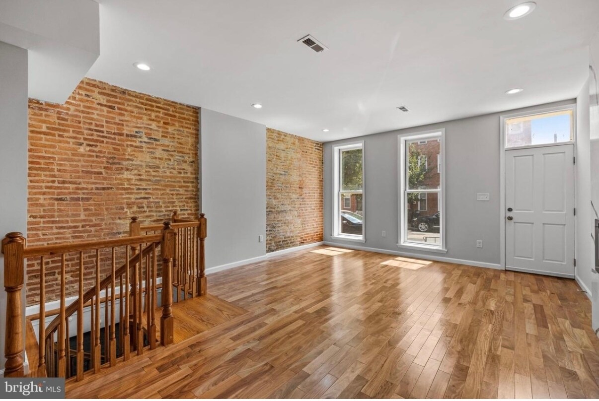 Building Photo - 1704 E Chase St