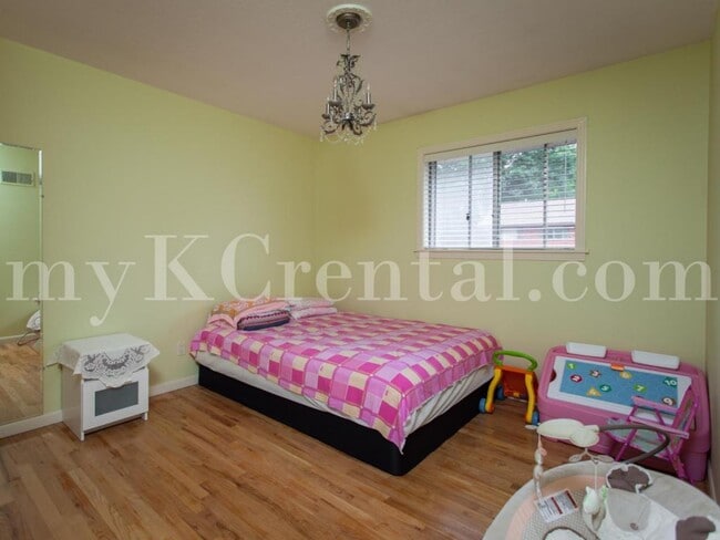 Building Photo - 9619 Outlook Dr