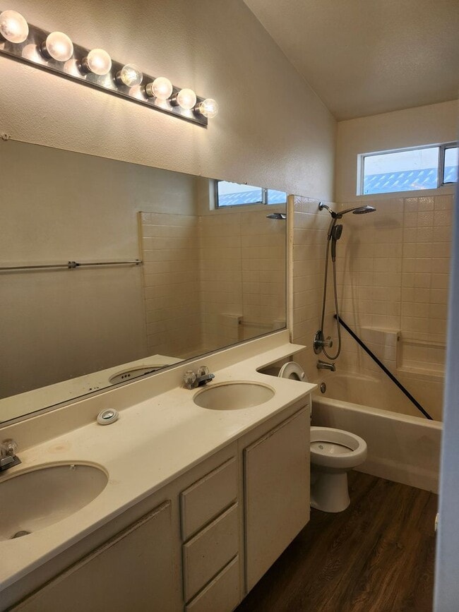 Building Photo - Spacious 4-Bedroom Home in a Prime Location