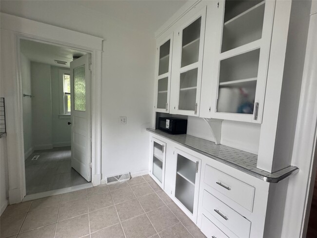 Building Photo - 308 Mersereau Ave