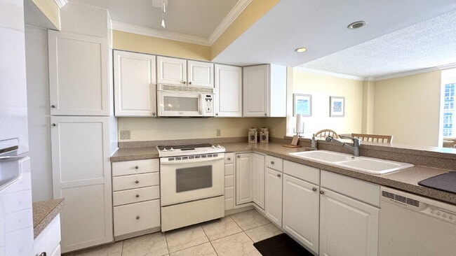 Building Photo - 1224 S Peninsula Dr