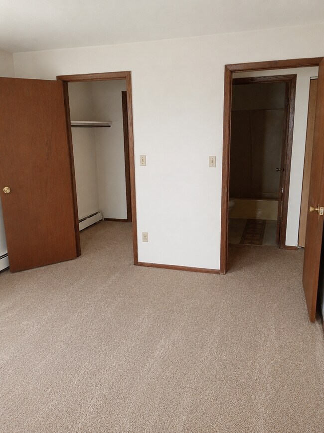 Building Photo - Spacious 2BR Apartment | Heat Included | Kenosha Location