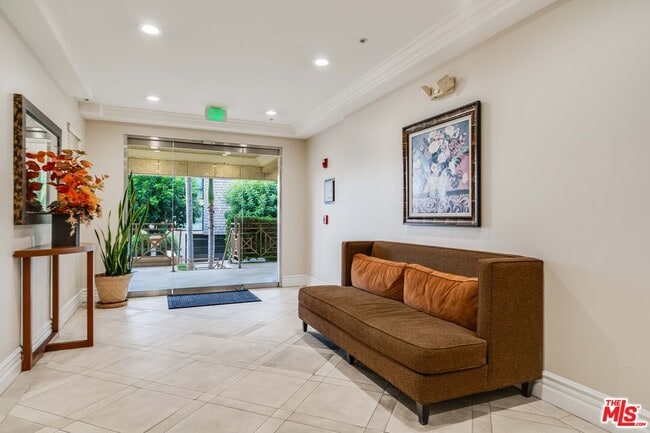 Building Photo - 2306 Fox Hills Dr