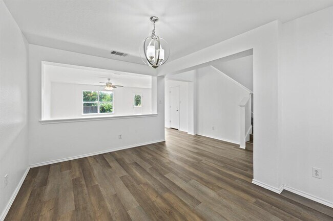 Building Photo - 722 Lavaca Loop