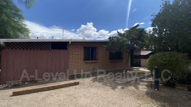 Building Photo - 316 E Elm St