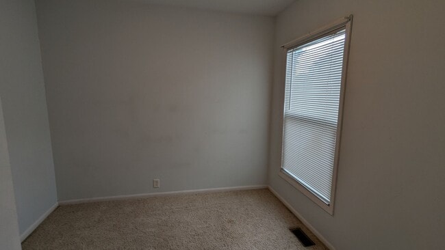 Building Photo - 2-bedroom home close to shopping and transit