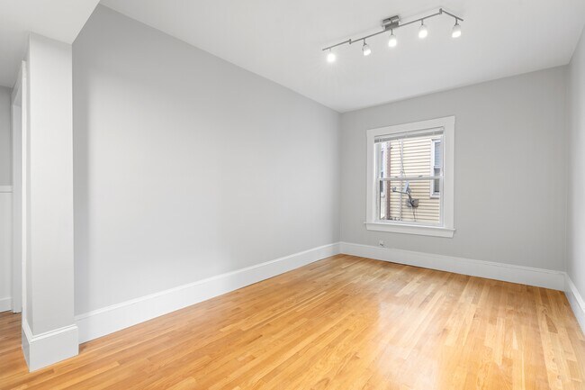 Building Photo - 72 Mozart St