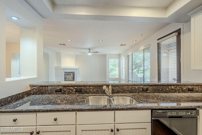 Building Photo - 13450 E Vía Linda