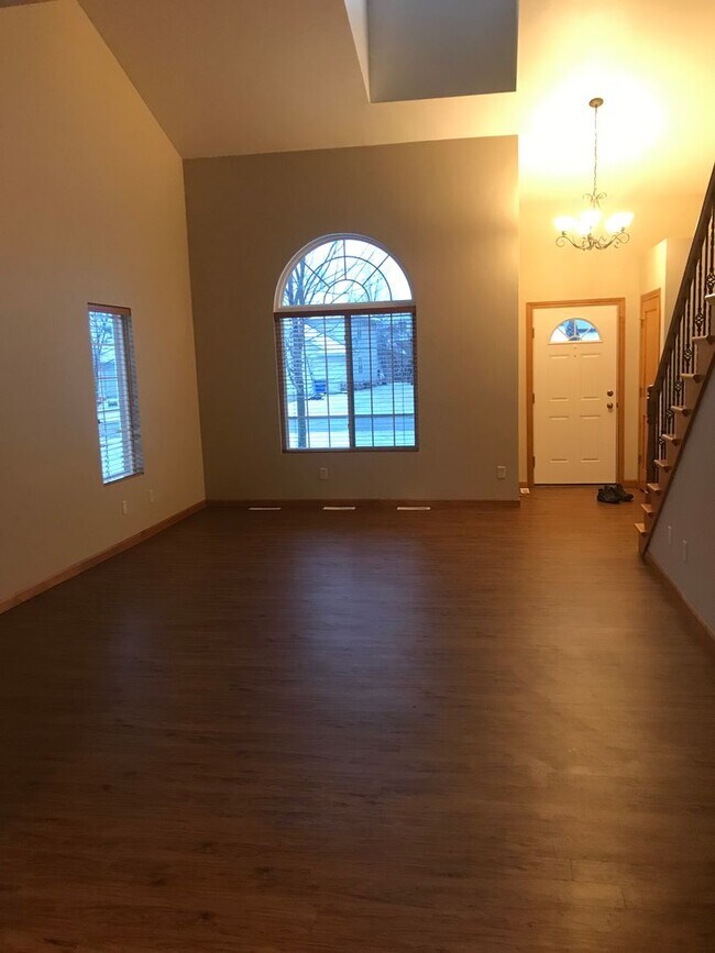 Building Photo - 2100 River Point Ct