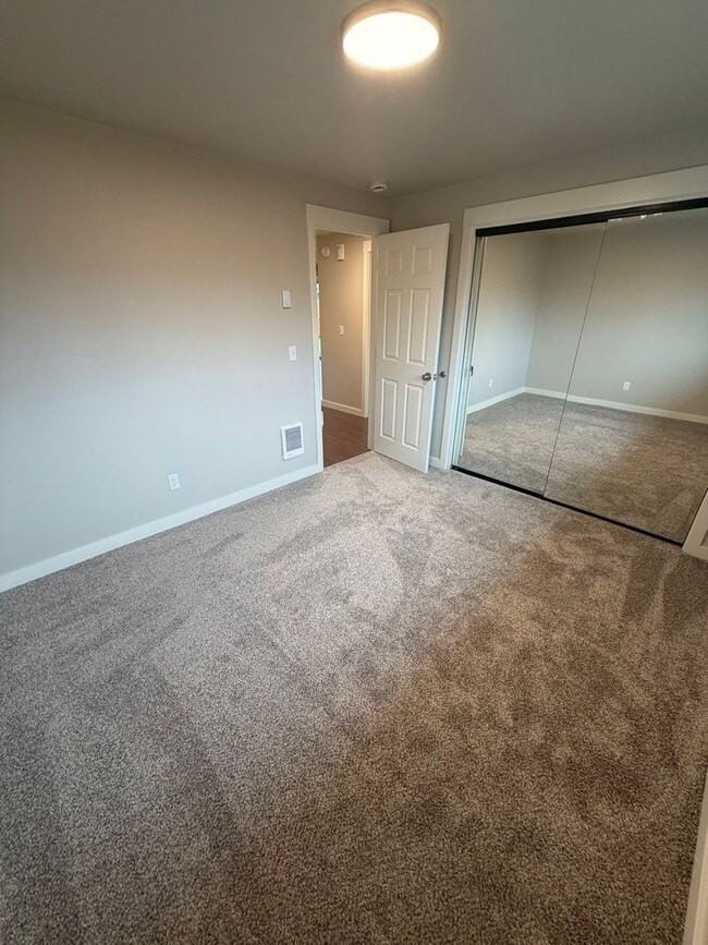 Building Photo - Large Updated 2 Bedroom with New Appliances!