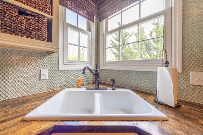 Building Photo - Fully Furnished Executive Condo