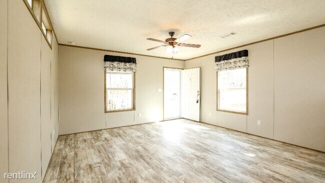 Building Photo - 3 br, 2 bath Mobile Home - 136 Sycamore Loop