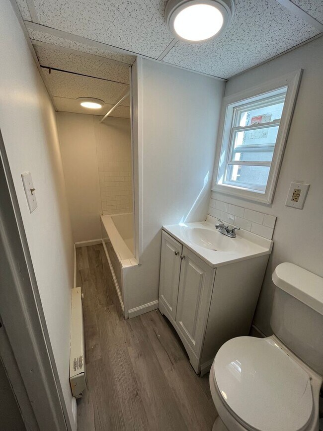 Building Photo - 568 S Main St