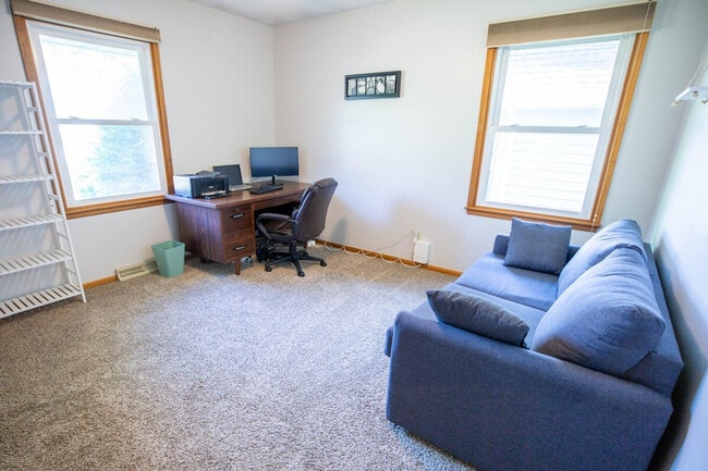 Building Photo - 202 NW Sharmin Dr